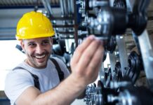 Ile naprawdę zarabiają fachowcy? napędy hydrauliczne