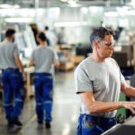 W produkcji brakuje ludzi.