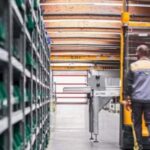 Jak zmienia się światło w magazynach?