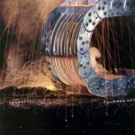 Stalowe prowadniki kablowe od TSUBAKI KABELSCHLEPP – zrównoważony standard dla wymagających środowisk pracy Prowadniki stalowe są odporne na ekstremalne temperatury, dzięki czemu doskonale sprawdzają się w zastosowaniach takich jak piece przemysłowe, odlewnie, zakłady galwaniczne czy elektrownie. Zdjęcie: TSUBAKI KABELSCHLEPP