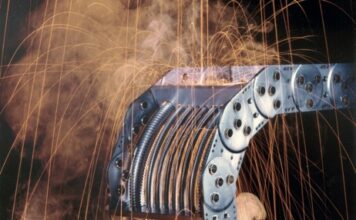 Prowadniki stalowe są odporne na ekstremalne temperatury, dzięki czemu doskonale sprawdzają się w zastosowaniach takich jak piece przemysłowe, odlewnie, zakłady galwaniczne czy elektrownie. Zdjęcie: TSUBAKI KABELSCHLEPP